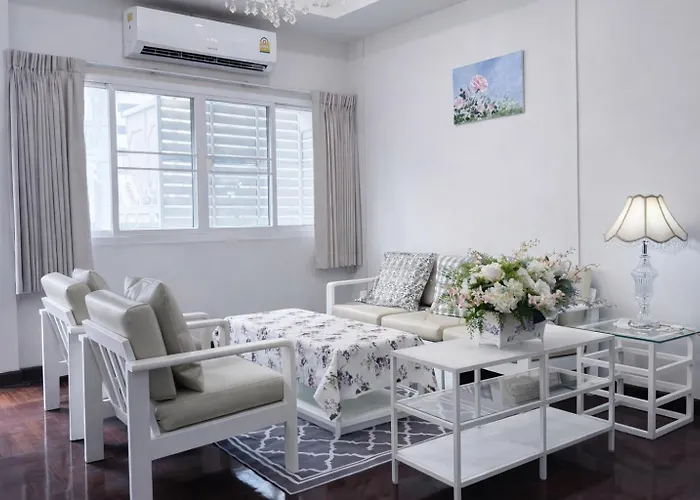 Blissful Heaven At Bts Phromphong Emdistrict Shopping Area
